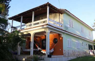 Imagem: A casa possui 4 Dormitórios, 3 Banheiros, 5 Vagas na garagem