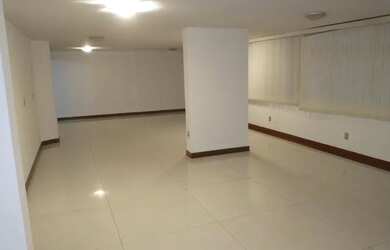 Imagem: O apartamento possui 3 Dormitórios, 1 Banheiro, 2 Vagas na