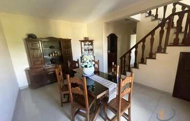 Imagem: A casa possui 4 Dormitórios, 2 Banheiros, 4 Vagas na garagem