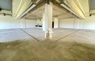 Imagem: O depósito possui 5 Vagas na garagem e 1760m² de Área e está