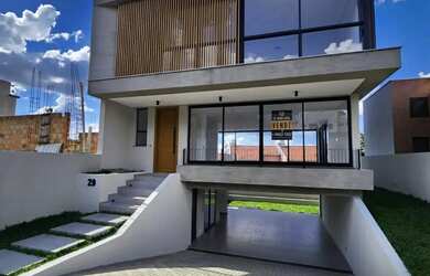 Imagem: A casa possui 3 Dormitórios, 4 Banheiros, 4 Vagas na garagem