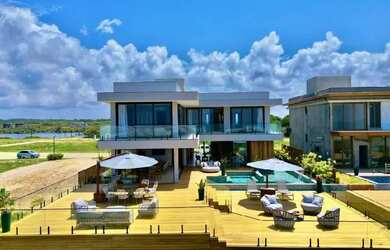 Imagem: A casa em condomínio possui 5 Dormitórios, 5 Banheiros, 5