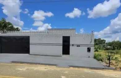 Imagem: A casa possui 2 Dormitórios, 2 Banheiros e está localizado