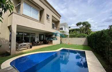 Imagem: A casa em condomínio possui 4 Dormitórios, 5 Banheiros, 5