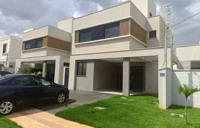 Imagem: A casa em condomínio possui 4 Dormitórios, 3 Banheiros, 4