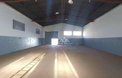 Imagem: O depósito possui 3 Vagas na garagem e 175m² de Área e está