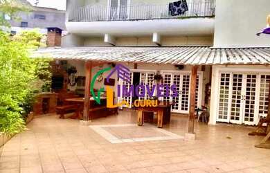 Imagem: A casa possui 5 Dormitórios, 5 Banheiros, 4 Vagas na garagem