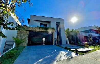 Imagem: A casa em condomínio possui 4 Dormitórios, 4 Banheiros, 2