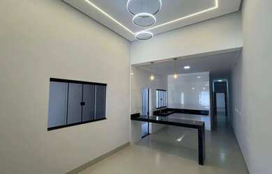 Imagem: A casa possui 3 Dormitórios, 1 Banheiro, 2 Vagas na garagem