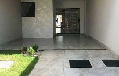 Imagem: A casa possui 3 Dormitórios, 3 Banheiros, 2 Vagas na garagem