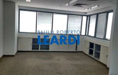 Imagem: O depósito possui 4 Vagas na garagem, 100m² de Área e está