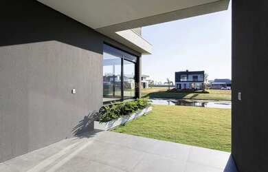 Imagem 8: Casa com fachada imponente no Reserva das Águas