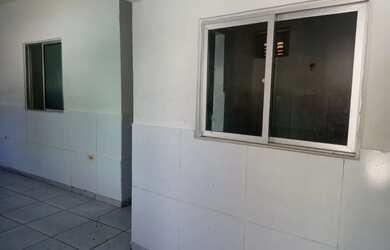 Imagem: A casa possui 2 Dormitórios, 1 Banheiro e está localizado