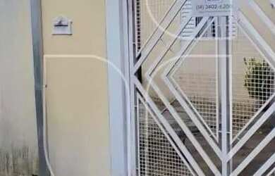 Imagem: A casa possui 2 Dormitórios, 2 Banheiros, 2 Vagas na garagem