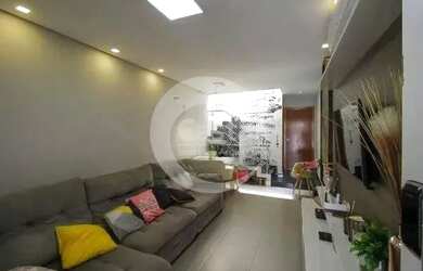 Imagem: A casa possui 3 Dormitórios, 2 Banheiros, 2 Vagas na garagem