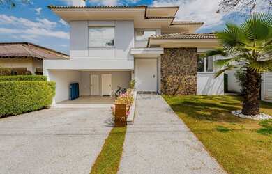 Imagem: A casa à venda possui 4 Dormitórios, 5 Banheiros, 4 Vagas