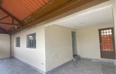 Imagem: A casa possui 3 Dormitórios, 1 Banheiro e está localizado