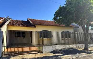 Imagem: A casa possui 4 Dormitórios, 2 Banheiros, 2 Vagas na garagem