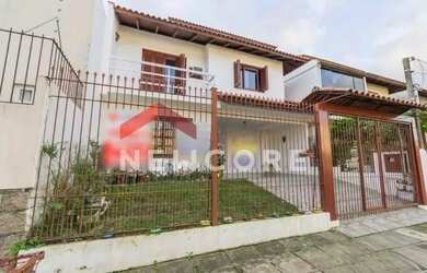 Imagem: A casa possui 3 Dormitórios, 2 Banheiros, 2 Vagas na garagem