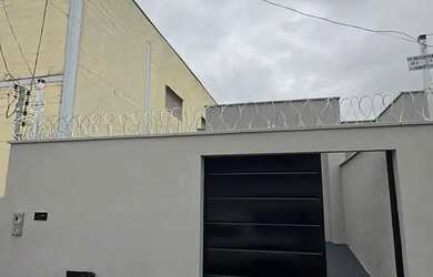 Imagem: A casa possui 2 Dormitórios, 2 Banheiros, 2 Vagas na garagem