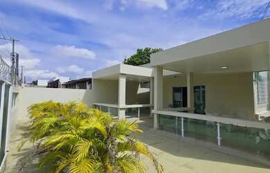 Imagem: A casa possui 3 Dormitórios, 4 Banheiros, 4 Vagas na garagem