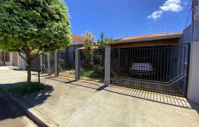 Imagem: A casa possui 3 Dormitórios, 3 Banheiros, 5 Vagas na garagem