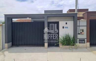 Imagem: A casa possui 3 Dormitórios, 3 Banheiros, 2 Vagas na garagem