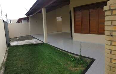 Imagem: A casa possui 3 Dormitórios, 1 Banheiro, 2 Vagas na garagem