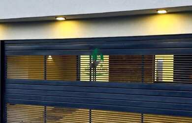 Imagem: A casa possui 3 Dormitórios, 2 Banheiros, 2 Vagas na garagem