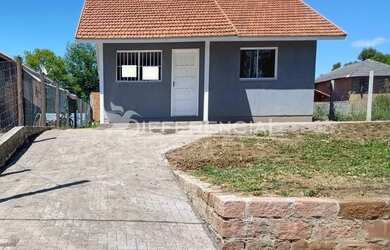 Imagem: A casa possui 3 Dormitórios, 1 Banheiro, 1 Vaga na garagem