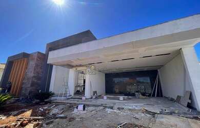 Imagem: A casa possui 3 Dormitórios, 3 Banheiros, 4 Vagas na garagem