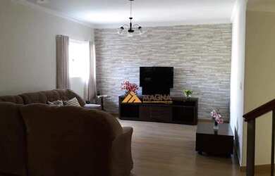 Imagem: A casa possui 3 Dormitórios, 2 Banheiros, 2 Vagas na garagem