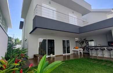 Imagem: A casa possui 4 Dormitórios, 5 Banheiros, 2 Vagas na garagem