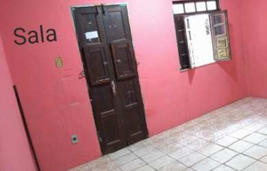 Imagem: A casa possui 2 Dormitórios e 1 Banheiro e está localizado