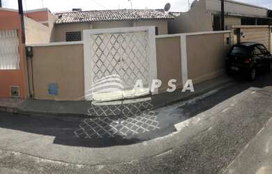 Imagem: A casa possui 3 Dormitórios, 1 Banheiro, 2 Vagas na garagem