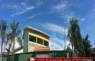 Imagem: A casa possui 3 Dormitórios, 2 Banheiros, 2 Vagas na garagem