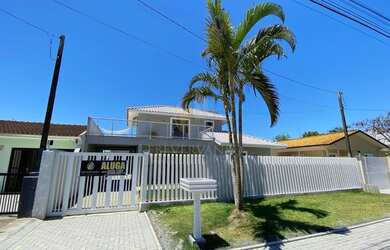 Imagem: A casa possui 3 Dormitórios, 3 Banheiros, 3 Vagas na garagem