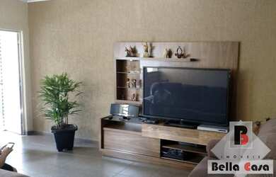 Imagem: A casa possui 3 Dormitórios, 2 Banheiros, 2 Vagas na garagem