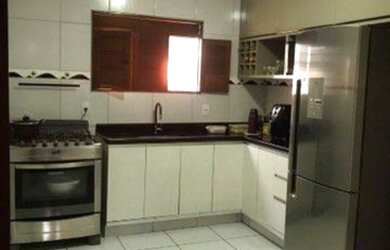 Imagem: A casa possui 3 Dormitórios, 1 Banheiro, 1 Vaga na garagem