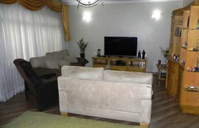 Imagem: A casa possui 4 Dormitórios, 3 Banheiros, 5 Vagas na garagem