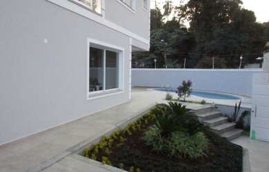 Imagem 1: Maravilhoso sobrado novo com piscina e privacidade