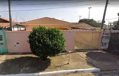 Imagem: A casa possui 2 Dormitórios, 1 Banheiro, 3 Vagas na garagem