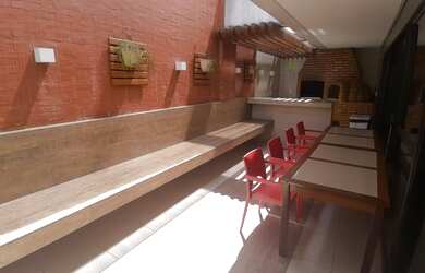 Imagem 2: 2 qtos 1 ste c/ varanda. Prédio com área de lazer, vizinho ao corredor...