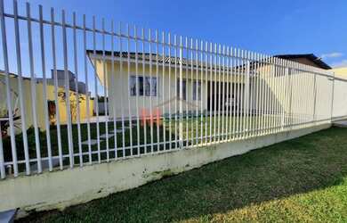 Imagem: A casa possui 3 Dormitórios, 1 Banheiro, 2 Vagas na garagem