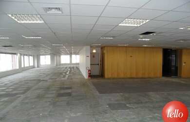 Imagem: O depósito possui 4 Vagas na garagem e 914m² de Área e está