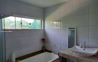 Imagem: A casa possui 4 Dormitórios, 3 Banheiros, 4 Vagas na garagem