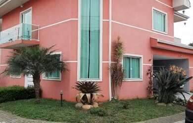 Imagem: A casa possui 4 Dormitórios, 5 Banheiros, 2 Vagas na garagem