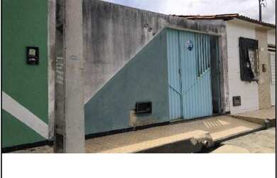 Imagem: A casa possui 3 Dormitórios, 1 Banheiro, 1 Vaga na garagem