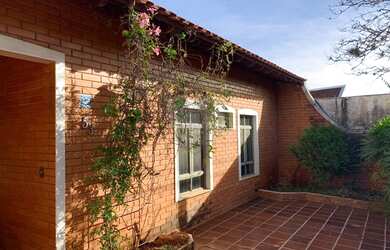 Imagem: A casa possui 3 Dormitórios, 3 Banheiros, 2 Vagas na garagem