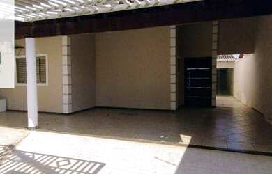 Imagem: A casa possui 2 Dormitórios, 3 Banheiros, 2 Vagas na garagem